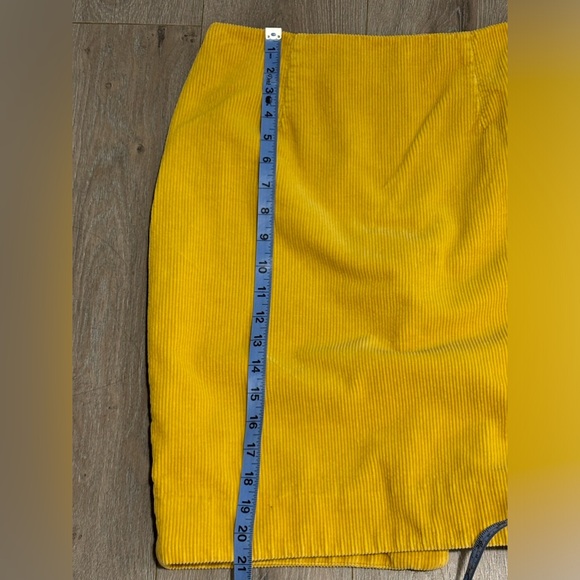 Anthropologie Maeve Yellow Corduroy skirt. Size 4 - Picture 4 of 7